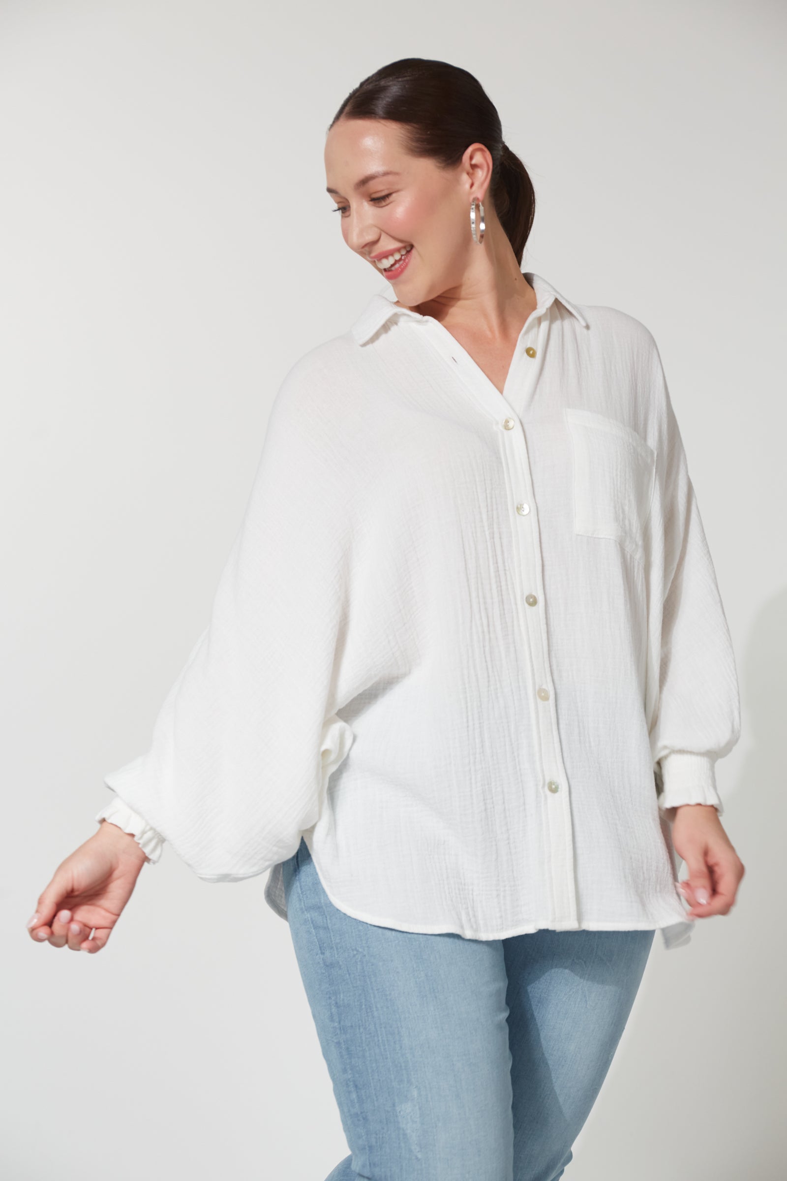 ladies shirt with collar and buttons, long sleeves and batwings