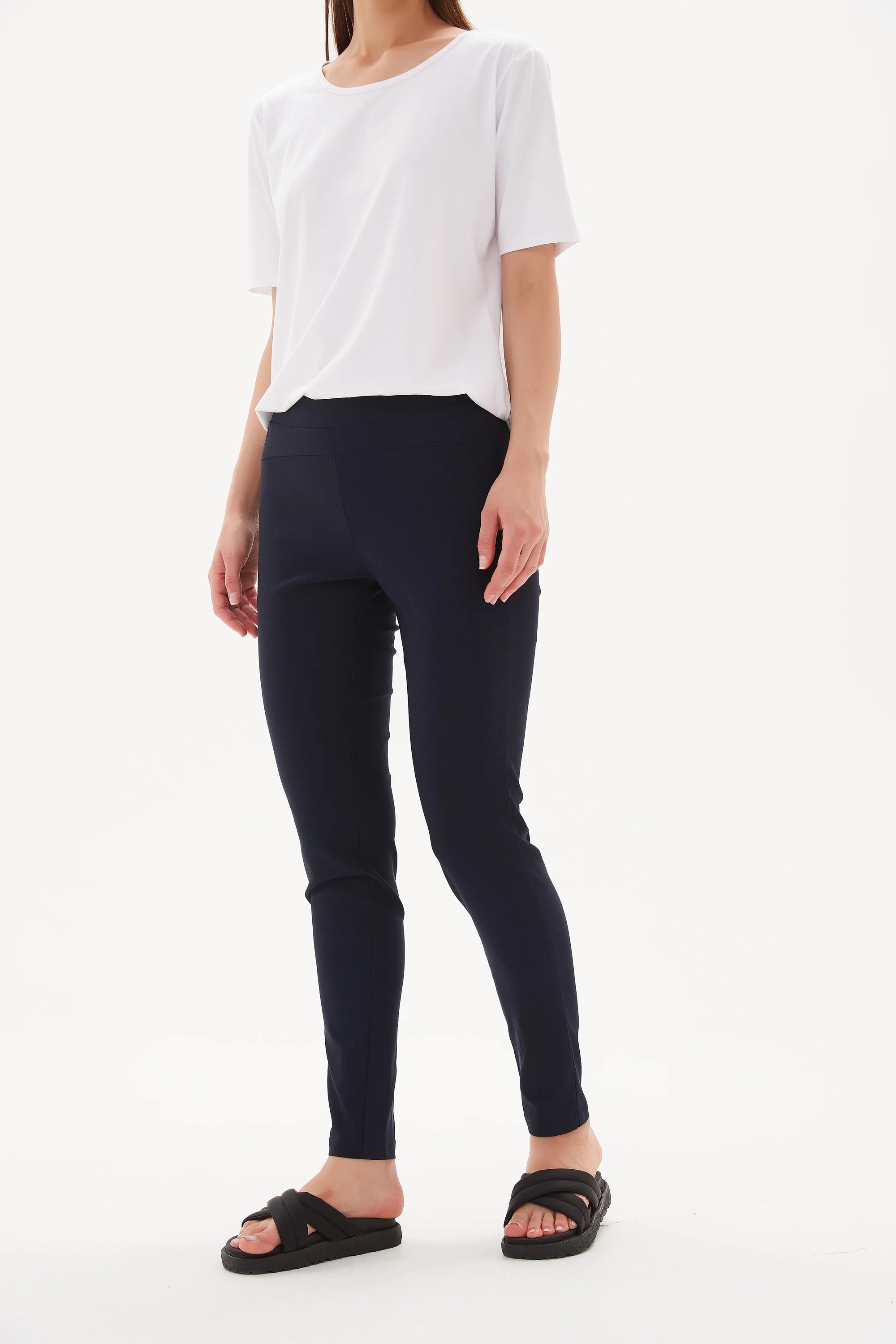 Tirelli's Ladies Straight Leg pants in Navy Blue.